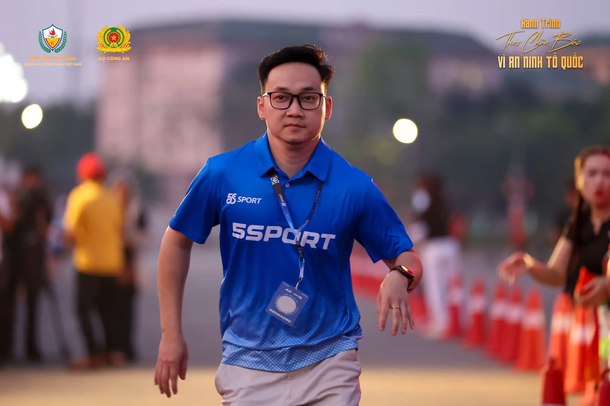 A 5SPORT staff member coordinating in the finish area