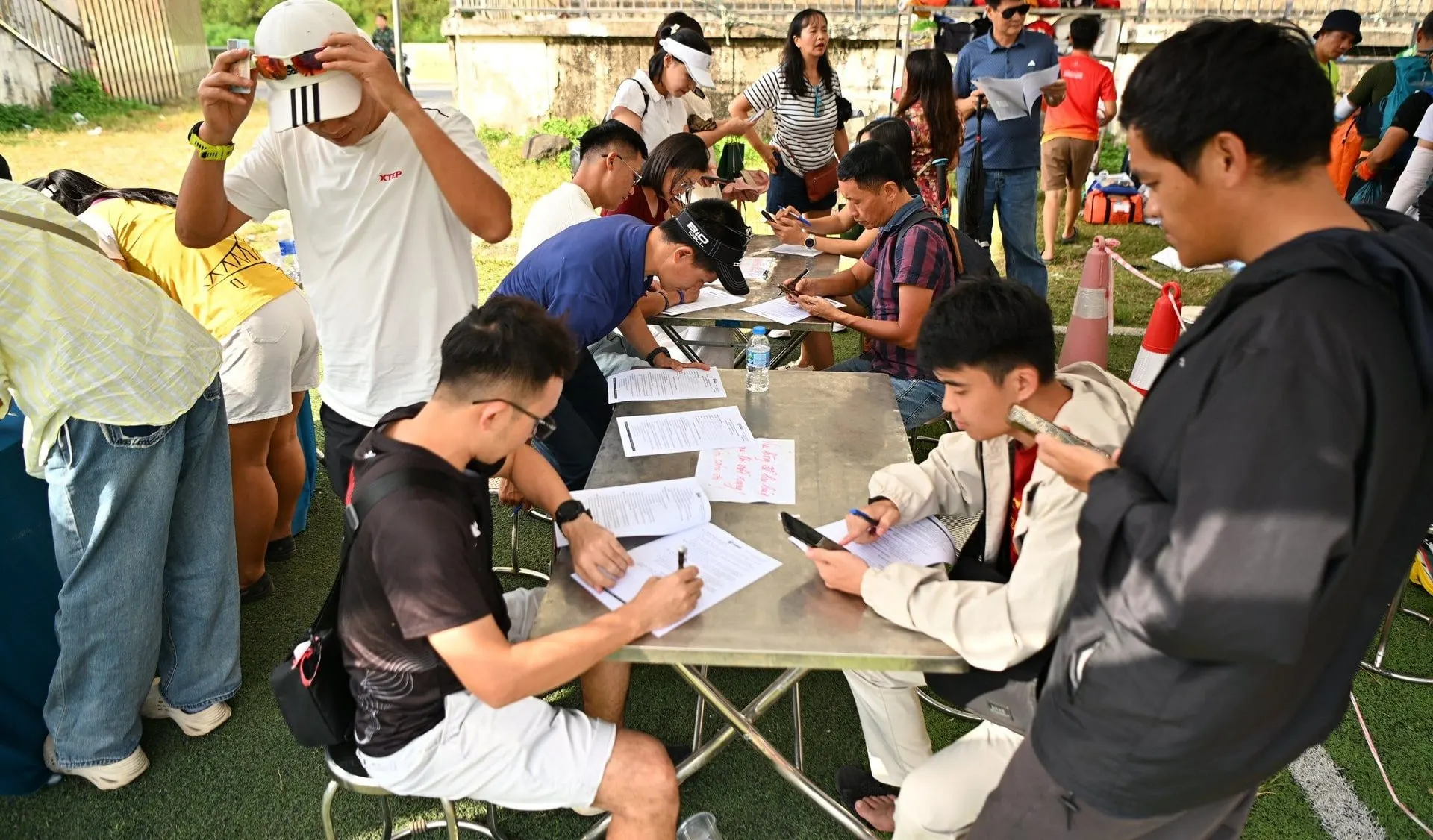 A participant fills in and signs the confirmation at a desk
