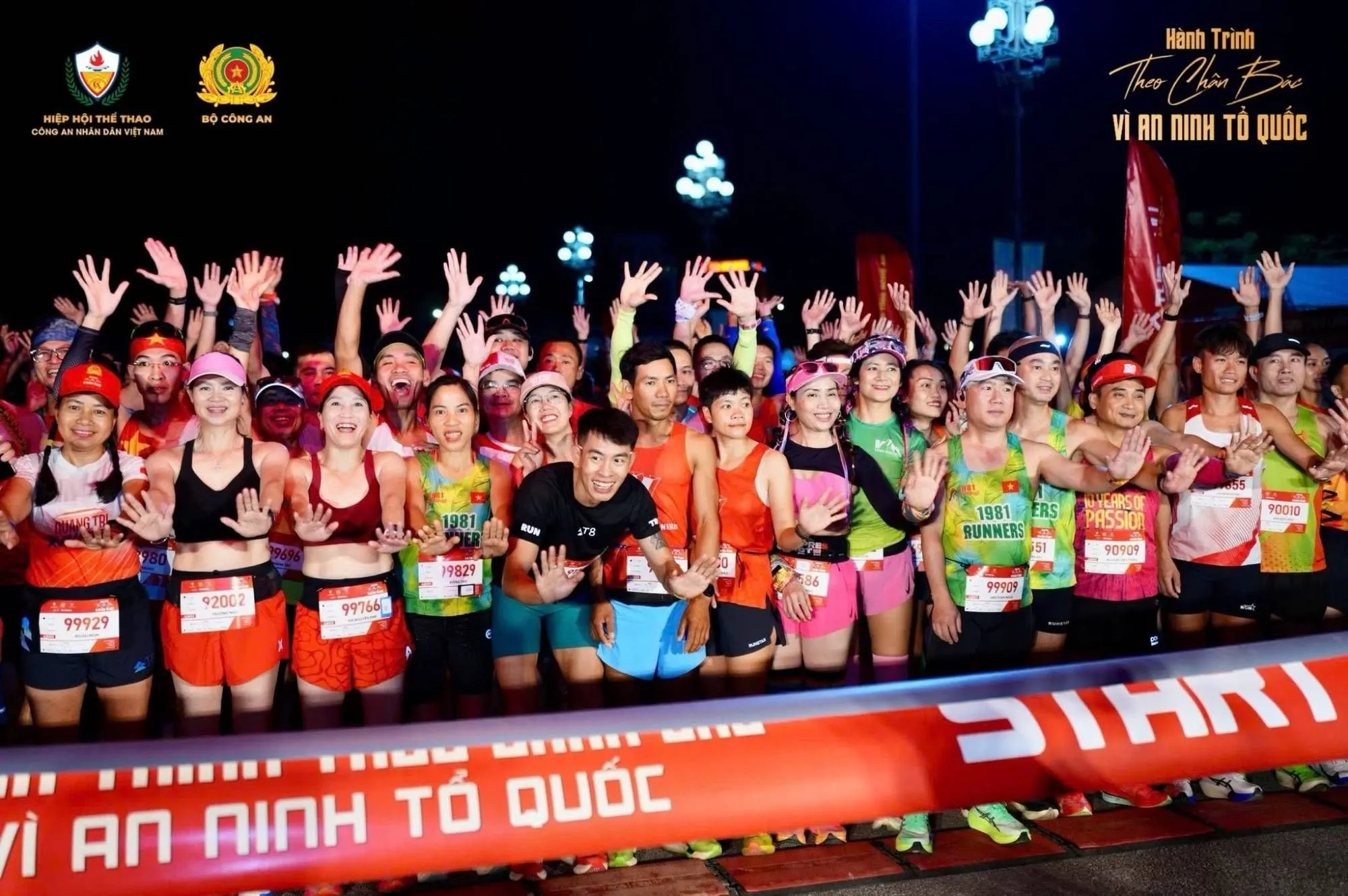 Front-row runners wave before the start