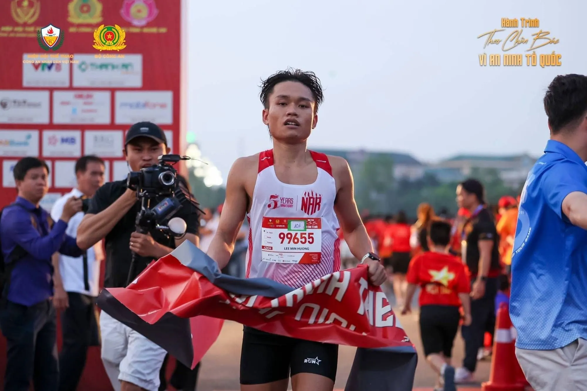 Vận động viên nam phá băng về đích, máy quay theo sát